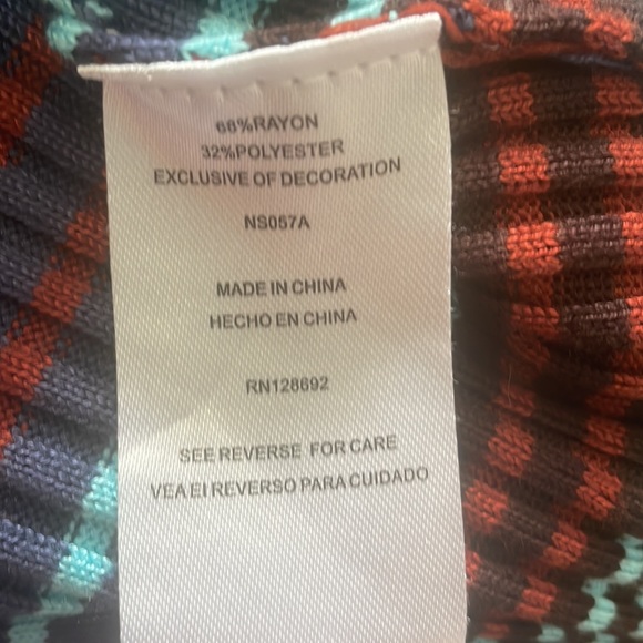 Cropped lightweight sweater with cut outs. Size medium - Picture 7 of 8